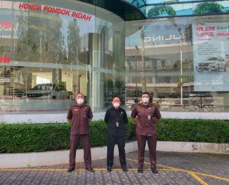 Personel satpam dan koordinator di dalam showroom Suzuki