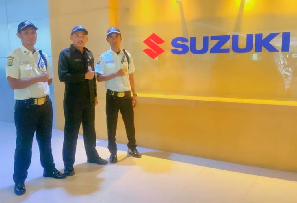 Personel satpam dan koordinator di depan showroom Suzuki Handijaya Buana Trada