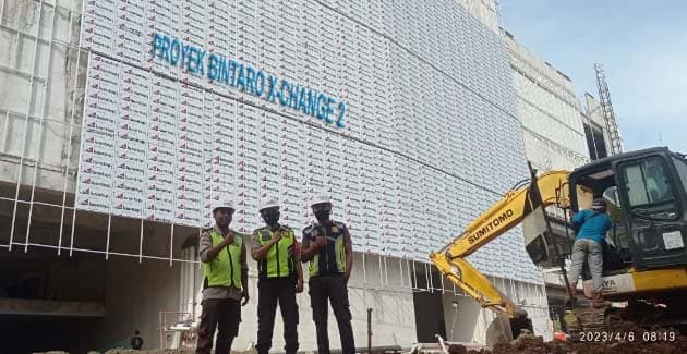 Tiga personel satpam bertugas di Gedung Jaya Teknik